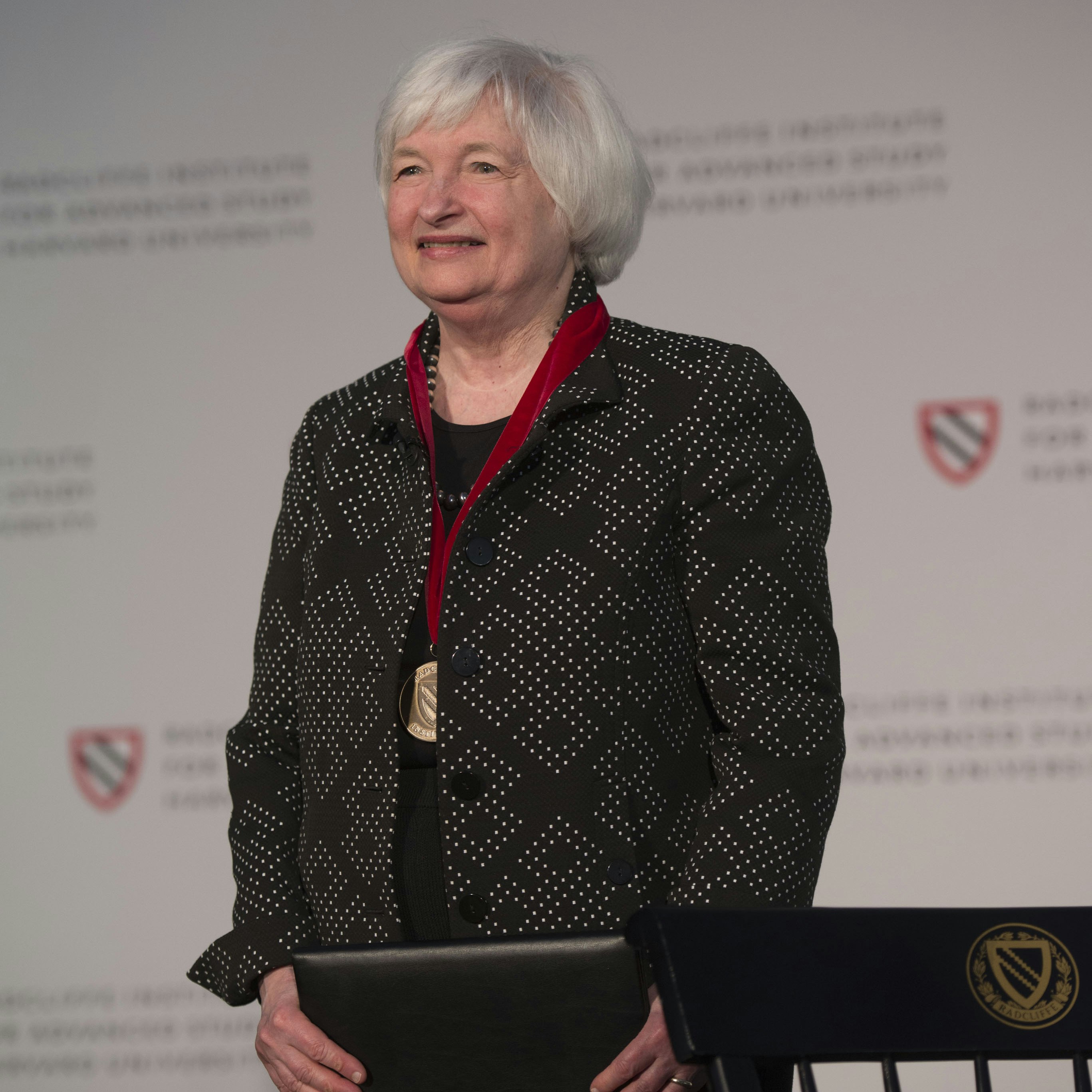 Janet Yellen receiving her medal at Radcliffe Day 2016.